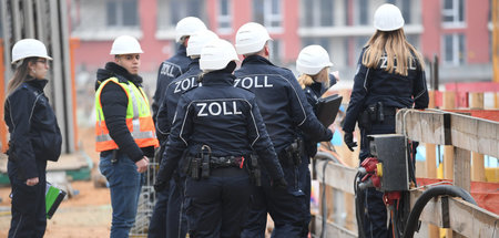 Zollfahnder im Einsatz gegen illegale Beschäftigung, Mindestlohn... Zollfahnder im Einsatz gegen illegale Beschäftigung, Mindestlohn...