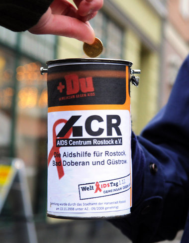Mit Spendensammlungen machen AIDS-Hilfegruppen wie hier in Rosto... Mit Spendensammlungen machen AIDS-Hilfegruppen wie hier in Rosto...