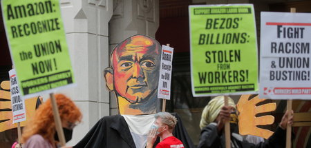 Amazon-Beschäftigte demonstrieren am Montag in New York gegen di...
