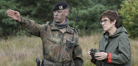 Annegret Kramp-Karrenbauer (r.) würde auch Atomwaffen gegen Russ...