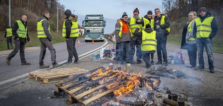 »Rücken zur Wand«, leicht entflammbar: Gelbwesten an einem »Rond...