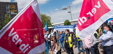 Zeigen Flagge und demonstrieren Stärke: Kolleginnen und Kollegen...