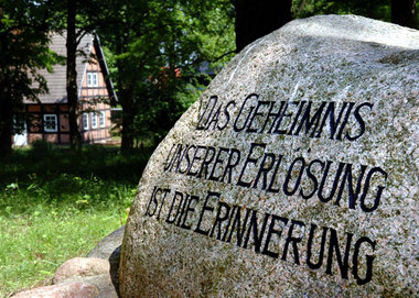 Gedenkstein in der ehemaligen Reichsärzteführerschule in Alt Reh... Gedenkstein in der ehemaligen Reichsärzteführerschule in Alt Reh...