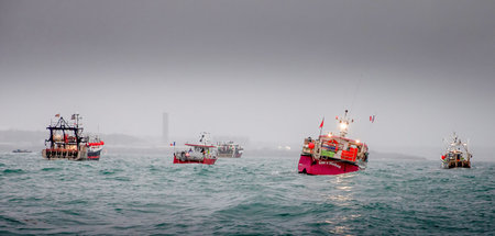Französische Fischer protestieren vor dem Hafen von St. Helier, ...