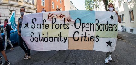 »Sichere Häfen, offene Grenzen«: Demonstration für Solidarität m...