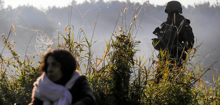 Polens Militär hindert Geflüchtete und Migranten an der Grenze z...