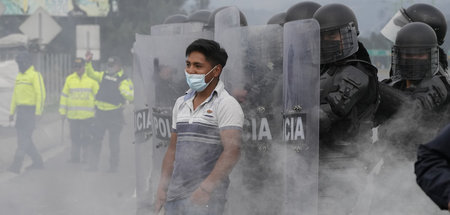 Mit Gewalt gegen Protestierende: Ein Demonstrant stellt sich in ...