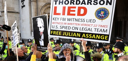 »FBI-Zeuge hat gelogen«: Viel Unterstützung für Julian Assange a...