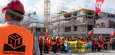 Haben einen Erfolg errungen: Bauarbeiter (Beschäftigte auf einer