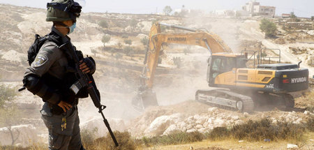 Palästinensisches Land wird niedergewalzt, um israelischen Siedl...