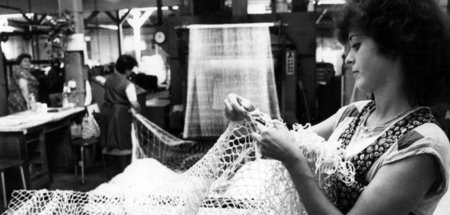 Achtung, Qualitätskontrolle: Mitarbeiterin im VEB Netz- und Seil...