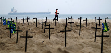 Aktivisten haben als Mahnmal für die Toten der Pandemie Gräber a...