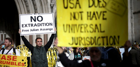 Protest gegen das Auslieferungsverfahren gegen Wikileaks-Gründer...