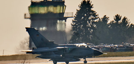 Ein Tornado-Kampfflugzeug der Bundeswehr auf dem Fliegerhorst Bü