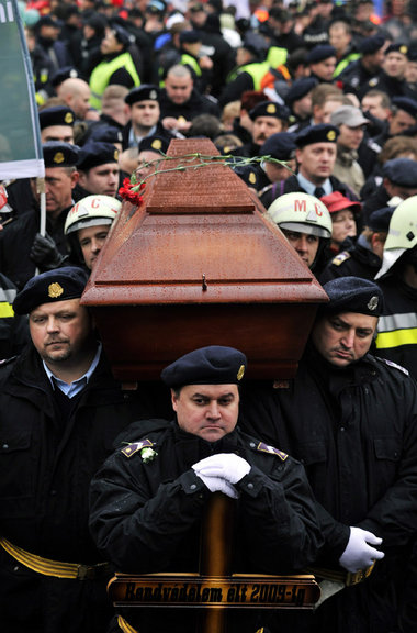Protest gegen Etatkahlschlag: Budapester Feuerwehrleute trugen a... Protest gegen Etatkahlschlag: Budapester Feuerwehrleute trugen a...