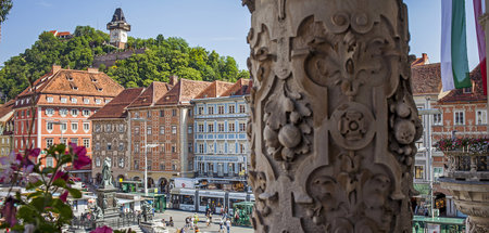 Grazer Stadtlandschaft mit Blick auf den Schloßberg