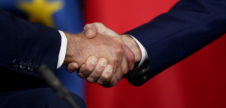 Hand in Hand gegen China: Joseph Biden (l.) und Emmanuel Macron 