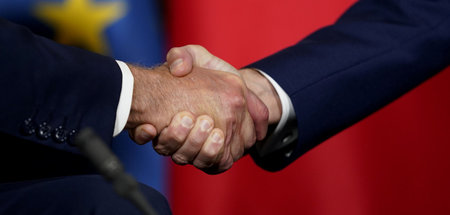 Hand in Hand gegen China: Joseph Biden (l.) und Emmanuel Macron