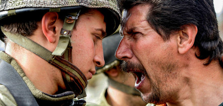 Ein palästinensischer Demonstrant Kopf an Kopf mit einem israeli...