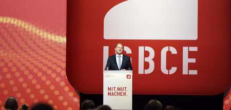 Olaf Scholz, farbloser Kanzler in spe, auf greller Gewerkschafts...