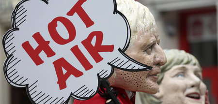 »Heiße Luft«: Protest mit den Konterfeis von Boris Johnson und A... »Heiße Luft«: Protest mit den Konterfeis von Boris Johnson und A...