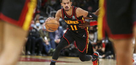 Trae Young dribbelnd im Spiel der Atlanta Hawks gegen die Washin...