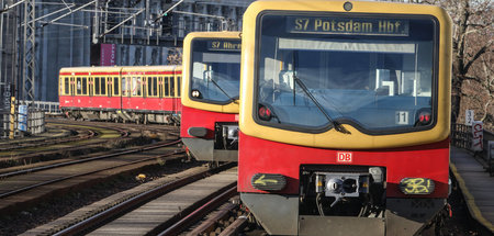 Berliner S-Bahn nahe Bahnhof Hackescher Markt