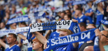 Was heißt denn hier »konspirativ«? Klar ausgewiesene Schalke-Fan...