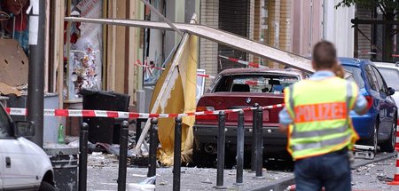 Polizeisperre um den Tatort des Nagelbombenanschlags in Köln (9....