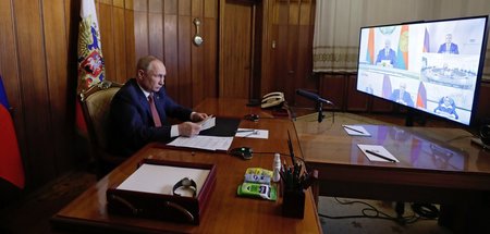 Russlands Präsident Wladimir Putin nimmt per Videokonferenz aus ...