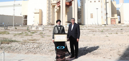 Irans Präsident Ebrahim Raisi (l.) und der Chef der iranischen A...