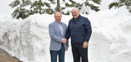 Im Februar trafen sie sich noch persönlich: Wladimir Putin (l.) ... Im Februar trafen sie sich noch persönlich: Wladimir Putin (l.) ...