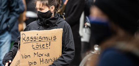 Rassismus tötet! Plakat auf einer antifaschistischen Demonstrati... Rassismus tötet! Plakat auf einer antifaschistischen Demonstrati...