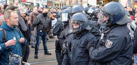 Demonstranten und Polizisten am Sonnabend in Leipzig