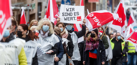 Öffentlicher Auflauf: wütende Beschäftigte mit klarer Botschaft ...