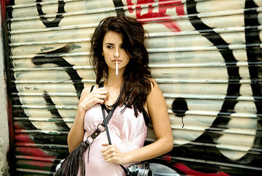 Penelope Cruz raucht Zigaretten und spricht Spanisch! Sie muß ei... Penelope Cruz raucht Zigaretten und spricht Spanisch! Sie muß ei...