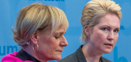 Die Sessel sind verteilt: Manuela Schwesig (SPD, hinten) und Sim