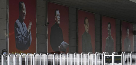 Porträts früherer Spitzenpolitiker Chinas während der Beratungen...