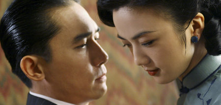 Der Kollaborateur Yee (Tony Leung) verfällt Wang Chia Chi (Tang ...