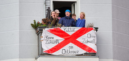 Solidarität aus der Nachbarschaft: Hunderte Demonstranten haben ...