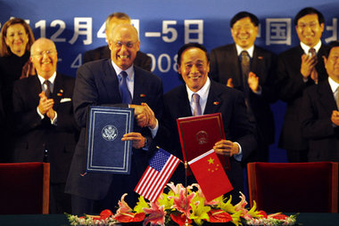 Für die Fotografen: US-Finanzminister Henry Paulson und Chinas V... Für die Fotografen: US-Finanzminister Henry Paulson und Chinas V...