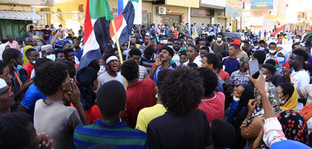 Laut und in Massen gegen die Militärherrschaft im Sudan: Protest...