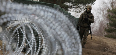 Ein polnischer Soldat an der Grenze zu Belarus (12.11.2021)