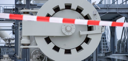 Ein rot-weißes Absperrband hängt vor der Molchstation in der Gas...