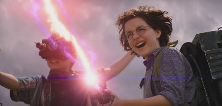 Phoebe (Mckenna Grace, r.) bewältigt Kollisionen mit abgeklärtem...