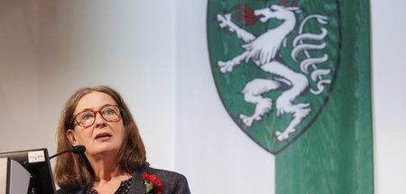 Mit roter Nelke am Revers: Elke Kahr am Mittwoch im Grazer Gemei...