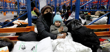 Provisorisches Quartier: Flüchtlinge in einem Logistikzentrum im...
