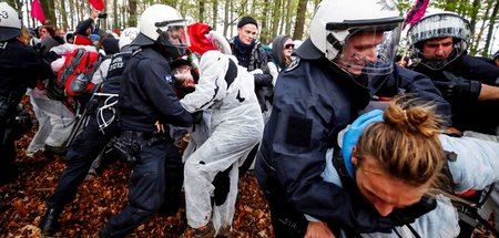 Polizeieinsatz gegen die Gruppe »Ende Gelände« im Hambacher Fors... Polizeieinsatz gegen die Gruppe »Ende Gelände« im Hambacher Fors...