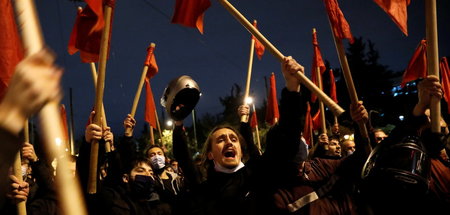 »Antiimperialistischer Marsch«: Mit roten Flaggen protestieren d... »Antiimperialistischer Marsch«: Mit roten Flaggen protestieren d...