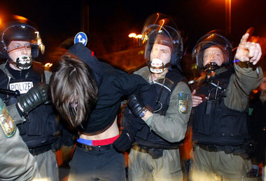 Immer mehr Rechte für die Polizei: Verhaftung eines Demonstrante...